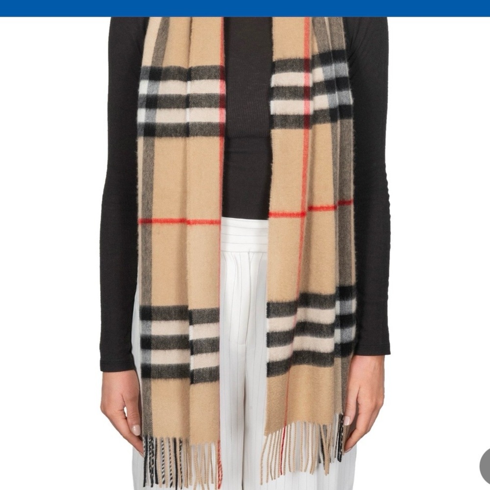 Stay warm in sophisticated style with Burberry's luxe cashmere scarf, brand new - Picture 4 of 5